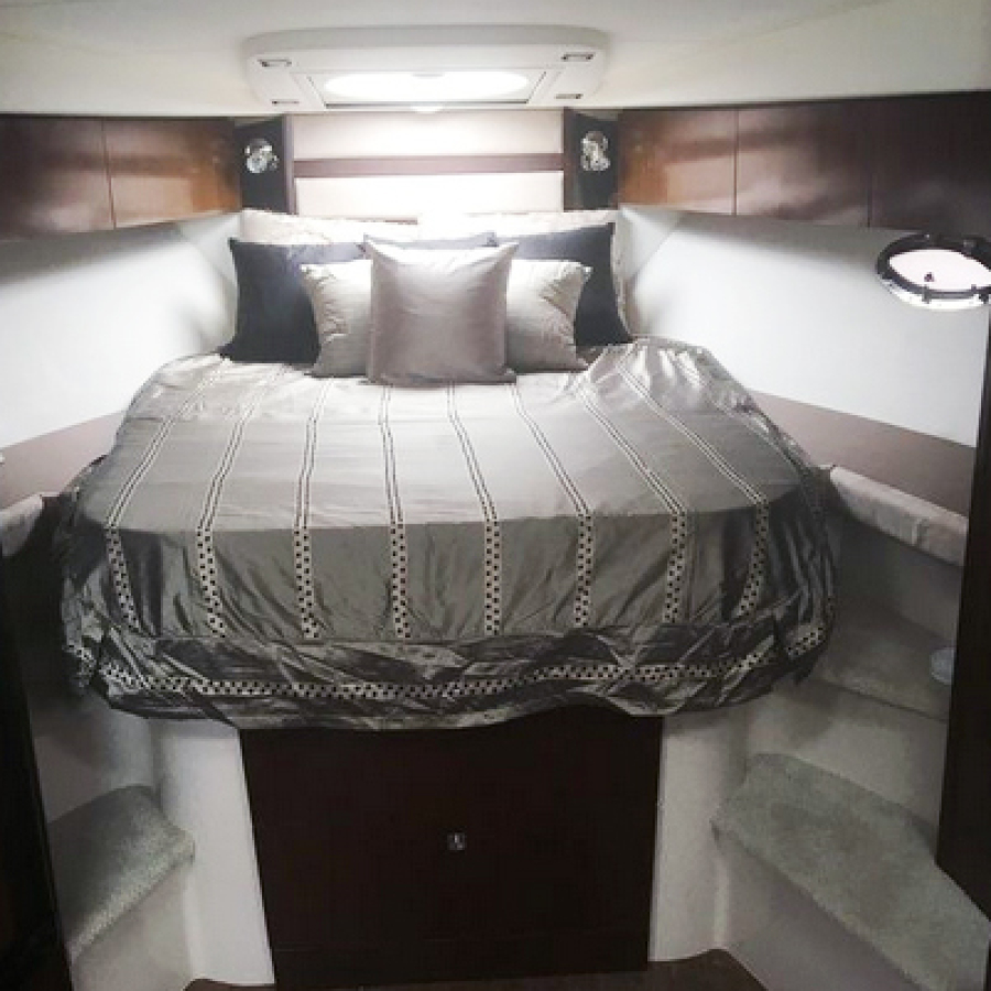 2013 Cruisers 380 Express Forward Stateroom